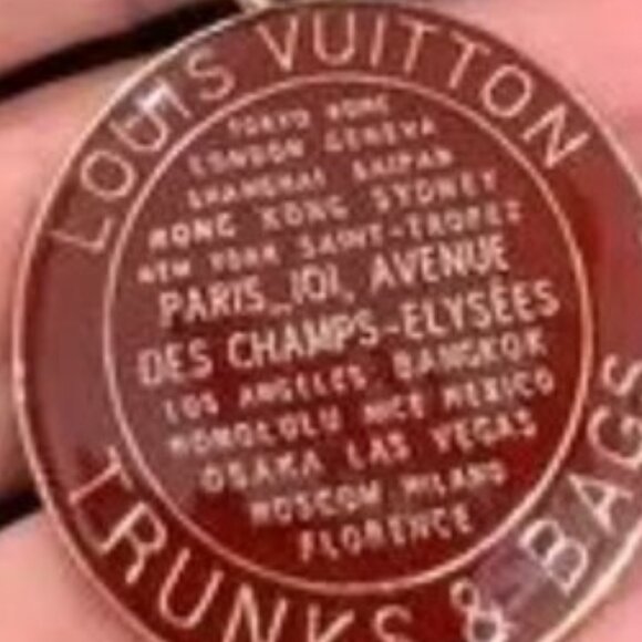 Chic Fashion medallion Pendant  NWOT - Picture 3 of 3